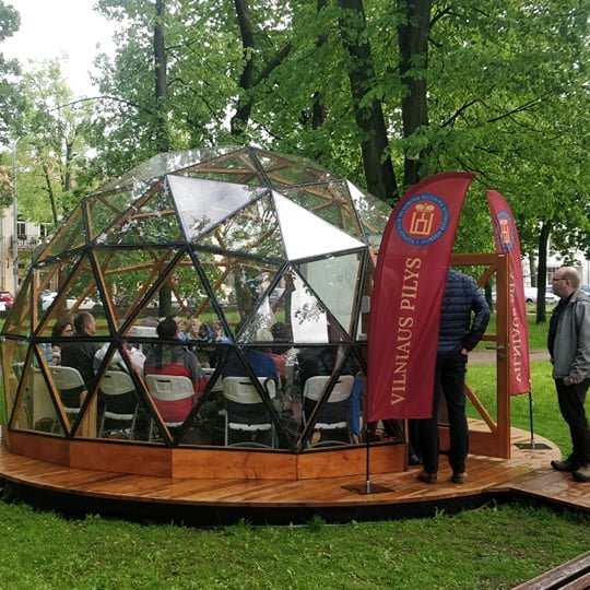 Vilniaus pilių kupolas pilnas žmonių.
