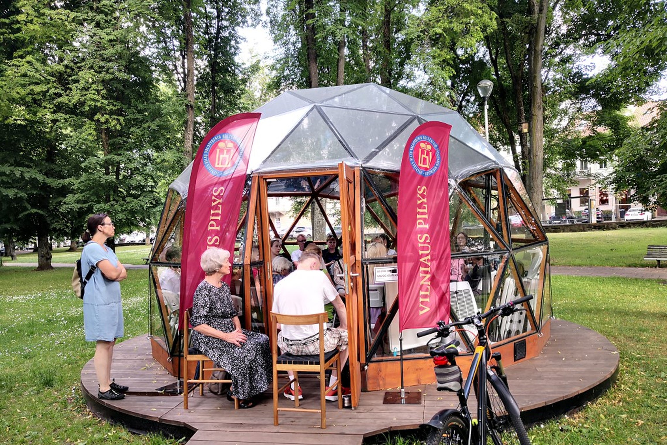 Šį kartą į Vilniaus pilių kupolą susirinko tiek žmonių, kad jie net netilpo užeiti į vidų. Bet paskaita vis tiek buvo išklausyta.