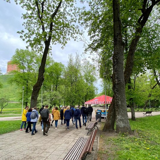 Ekskursijos dalyviai nuo Vilniaus pilių kupolo žingsniuoja link Kreivosios pilies.