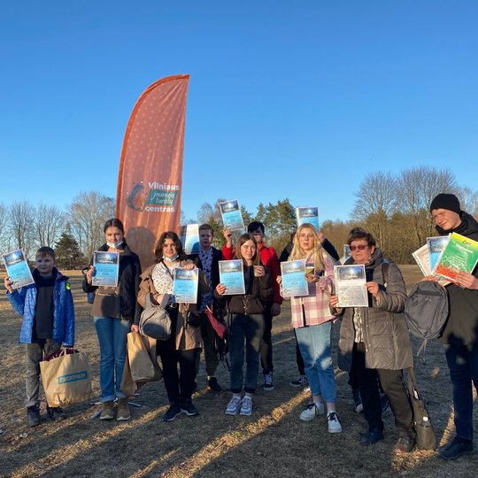 Jaunieji turistai ant Stalo kalno pozuoja su diplomais