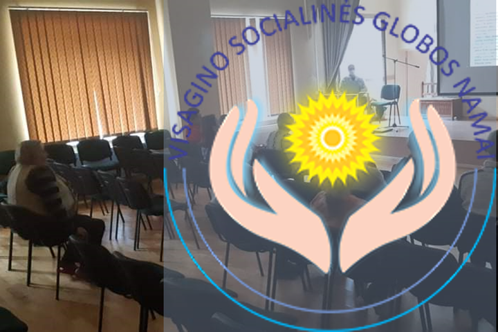 Žmonės salėje klausosi paskaitos nuotoliniu būdu. Nuotraukos priekyje Visagino socialinės globos namų" logotipas.