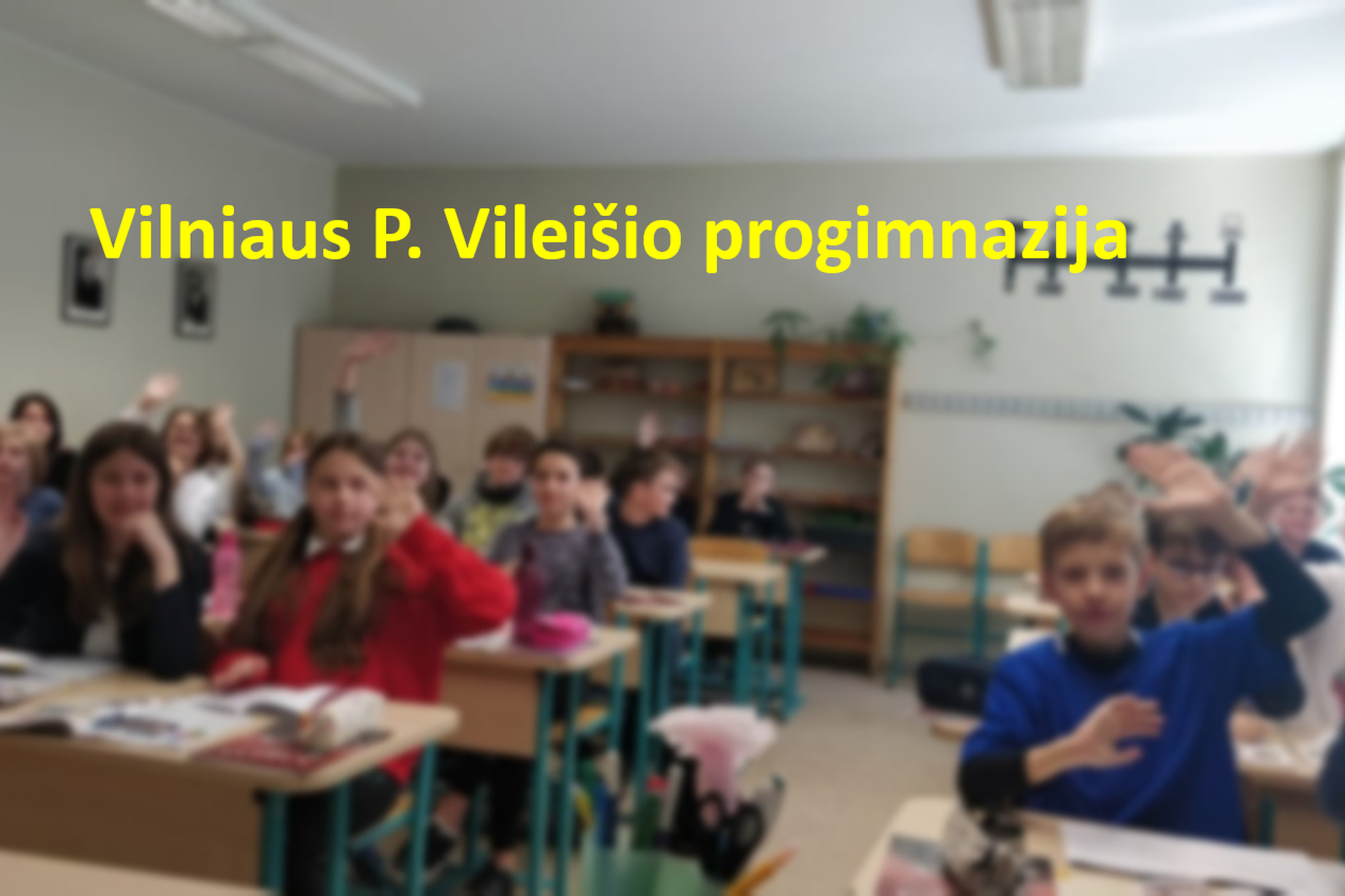 Penktokai klasėje. Nuotraukos priekyje, geltonomis raidėmis parašyta "Vilniaus P. Vileišio progimnazija".