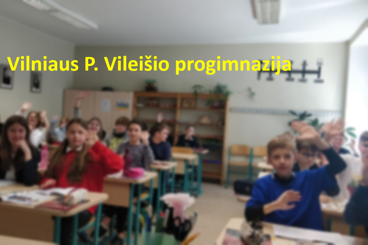 Penktokai klasėje. Nuotraukos priekyje, geltonomis raidėmis parašyta "Vilniaus P. Vileišio progimnazija".