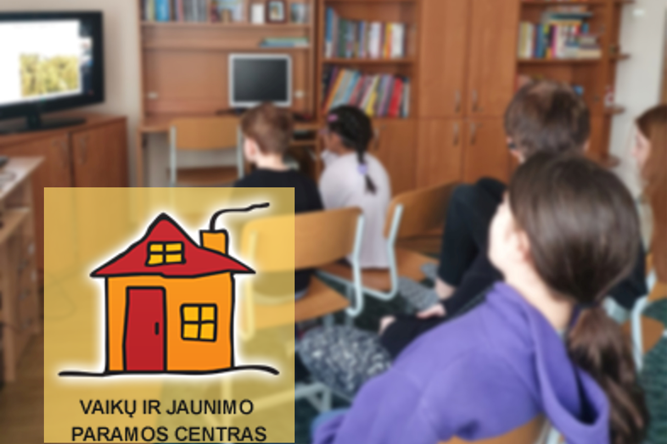 Vaikai kabinete žiūri į televizoriaus ekraną kampe. Nuotraukos kairėje, apačioje Katalikių moterų Vaikų ir jaunimo paramos centro logotipas.