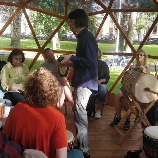 Vilniaus pilių kupole vyksta mokymai apie būgnus.