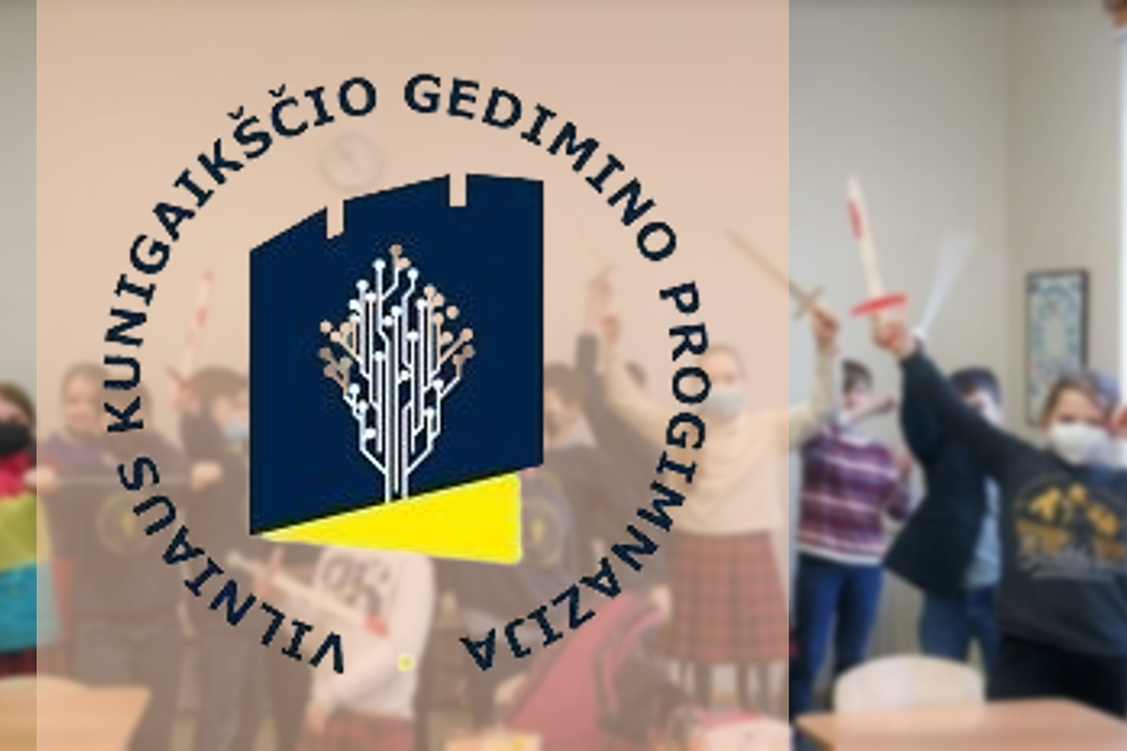 Mokiniai klasėje, iškėlę medinius kalavijus. "Vilniaus kunigaikščio Gedimino progimnazijos" logotipas.