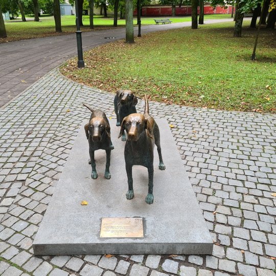 "Lietuvos skalikų" skulptūra su nauja anotacine lentele.  