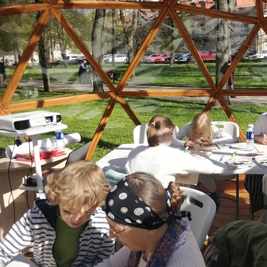 Vilniaus pilių kupole lankytojai dekoruoja medžiaginius maišelius.