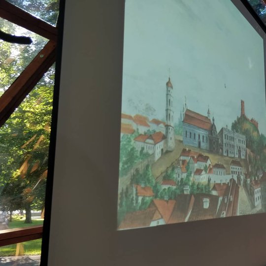 Skaidrė projektoriuje su Vilniaus Katedros aikštės ir Vilniaus pilių piešiniu.