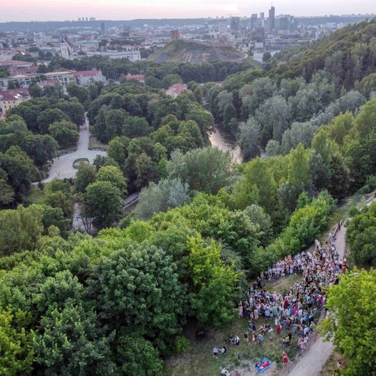 Vainikų pynimo dirbtuvės persikėlė ant Altanos kalno - jau visai vakarėjant.
