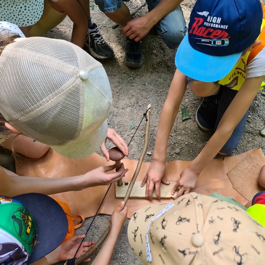 Smagiausia ekskursijos dalis - tai pabandyti užsikurti savo laužą nenaudojant jokių šiandieninių priemonių.