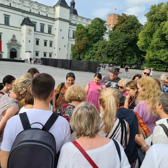 Ekskursijoje ne tik pasakota, bet ir parodyta įvairių fotografijų.