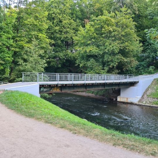 Sutvarkytas tiltas nuo graffiti, uždažytas violetine spalva.