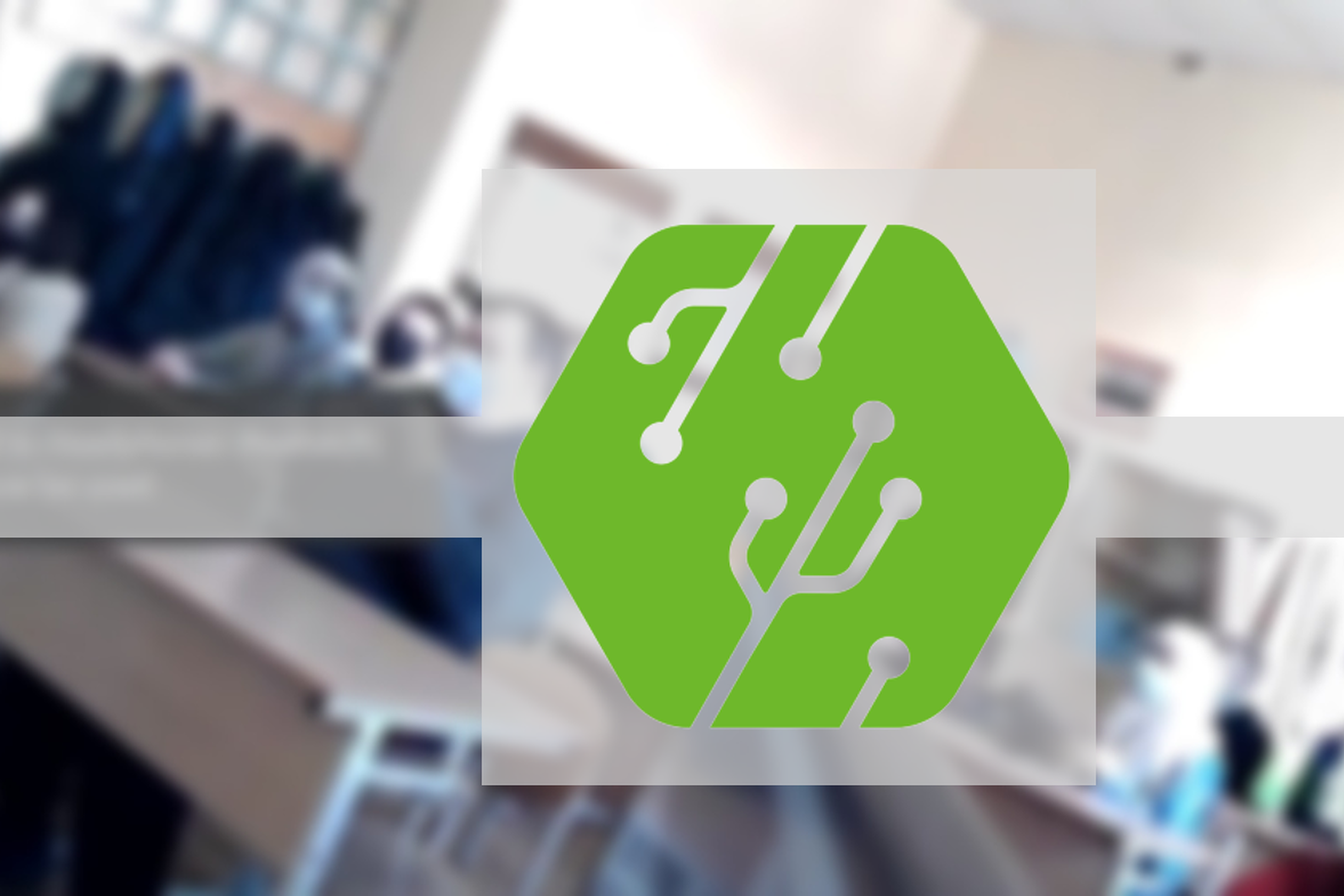 Mokiniai sėdi prie suolo. Nuotraukos priekyje Vilniaus technologijų mokymo centro logotipas.