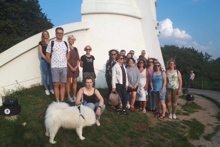 Grupė karščio nepabijojusių ekskursijos dalyvių įsiamžino prie Trijų kryžių paminklo.