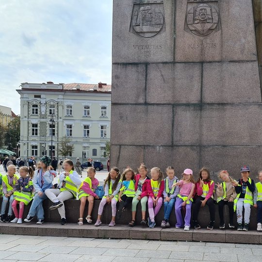 Visi stovyklautojai išsirikiavę sėdi prie Gedimino paminklo Katedros aikštėje.