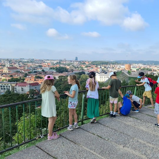 Vaikai stebi panoramą nuo apžvaqlgos aikštelės.