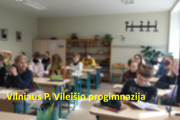 Penktokai klasėje. Nuotraukos priekyje geltomis raidėmis parašyta "Vilniaus P. Vileišio progimnazija".
