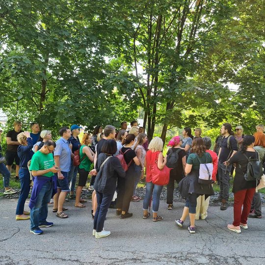 Visa grupė ekskursijos dalyvių įdėmiai klausėsi gidės pasakojimo.