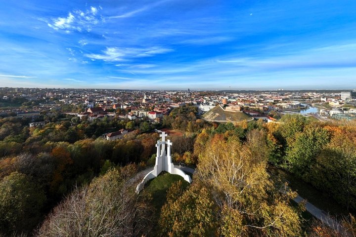 Nuotraukoje vaizduojama Vilniaus panorama iš paukščio skrydžio. Į miestą žvelgiama iš Kalnų parko pusės. Apačioje matomas Trijų Kryžių paminklas, tolėliau Bernardinų sodas, Gedimino pilis ir visas kitas miestas. Toliau dešinėje galima įžvelgti Nerį. Iš sp