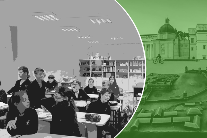 Nuotrauka yra padalinta į dvi dalis. Kairė pusė yra su juodai baltu filtru. Matosi nupiešta mokinių klasė, kurioje vaikai kalba, diskutuoja su savo suolo draugais. Už jų matosi lentynos su knygomis. Dešinė nuotraukos dalis yra žalios spalvos. Tenais vos v