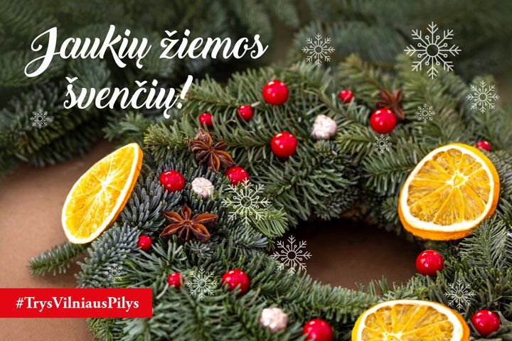 Nuotraukoje matome Kalėdinius vainikus, kurie yra papuošti džiovintais apelsinais, anyžiais ir spanguolėmis. Nuotraukos viršuje, kairėje pusėje, parašyti žodžiai “Jaukių žiemos švenčių”, o kairės pusės apačioje yra parašyta “Trys Vilniaus Pilys”. Ant nuot
