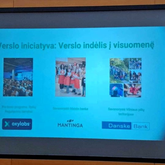 Tai skaidrės nuotrauka, kurios pavadinimas: "Verslo iniciatyva: Verslo indėlis į visuomenę". Skaidrėje trys savanoriaujančių žmonių nuotraukos, po kuriomis nurodyta savanorystės sritis bei verslo organizacija, parėmusi šią veiklą. Šios organizacijos yra O