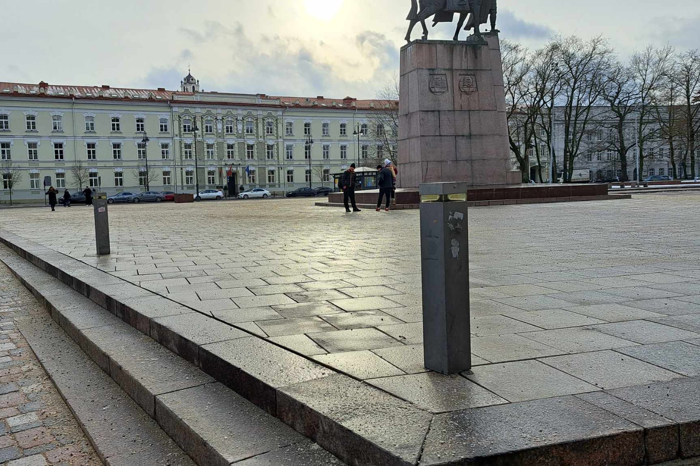 Išjudintos ir nestabilios granito plokštės Katedros aikštėje, prie Gedimino paminklo.