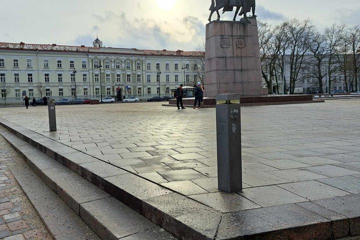 Išjudintos ir nestabilios granito plokštės Katedros aikštėje, prie Gedimino paminklo.