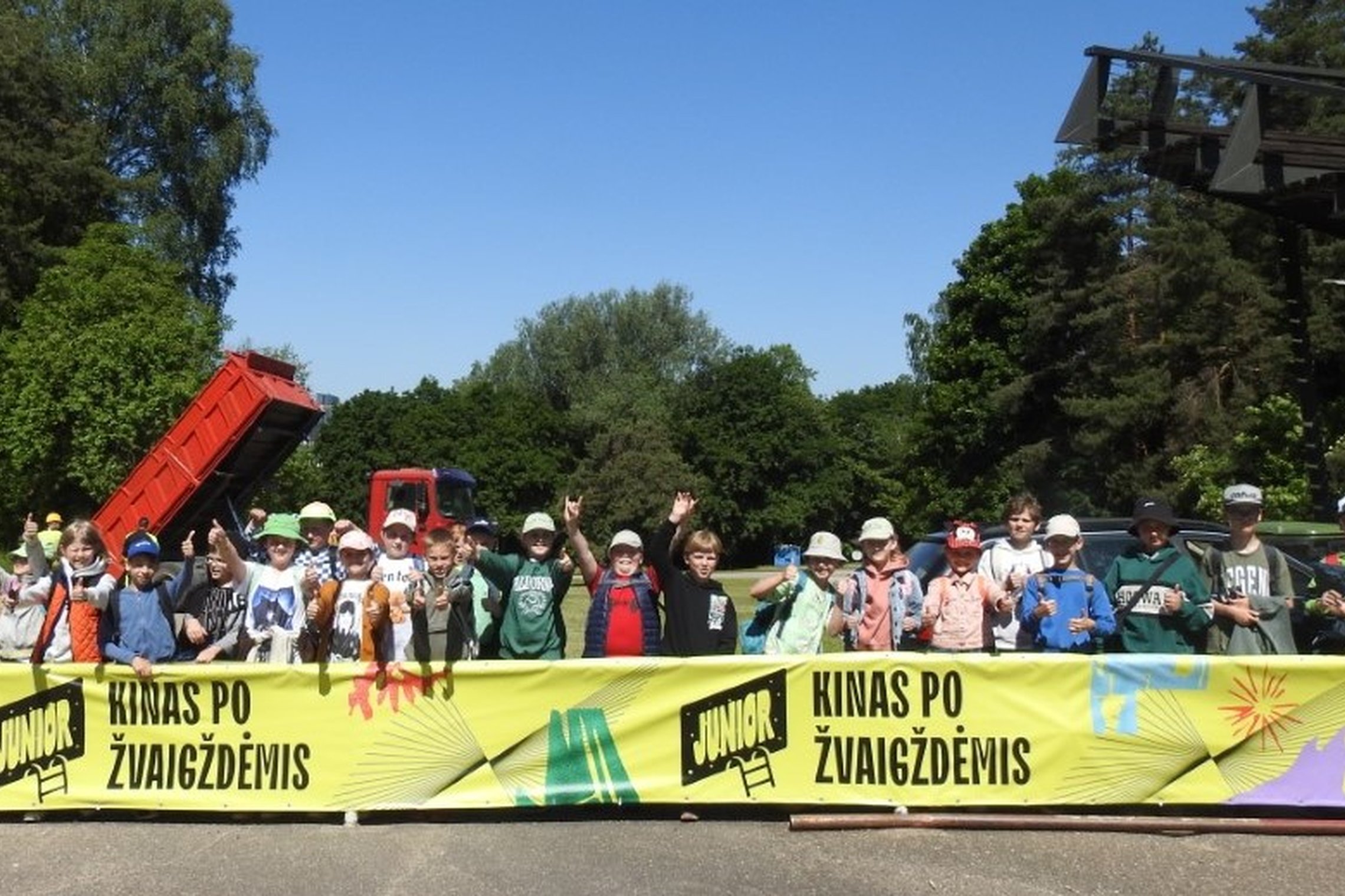 Mokiniai estradoje dar prieš žygį rodo "liuks" - vadinasi, jie pasiruošę pažinti visas Vilniaus pilis.