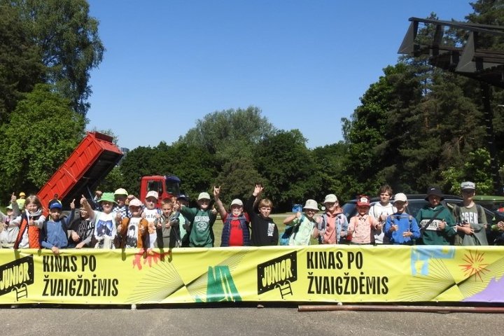 Mokiniai estradoje dar prieš žygį rodo "liuks" - vadinasi, jie pasiruošę pažinti visas Vilniaus pilis.