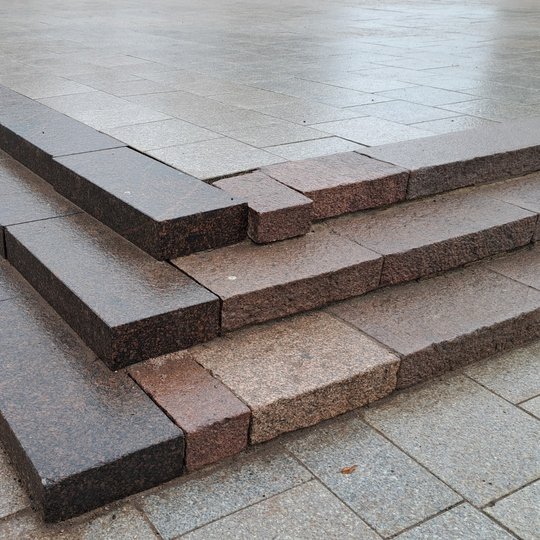 Išjudintos ir nestabilios granito plokštės Katedros aikštėje, prie Gedimino paminklo.