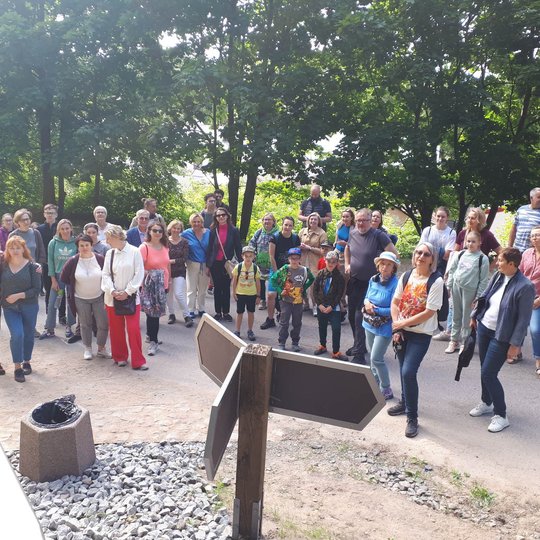 Ekskursantai prie Kreivosios pilies teritorijos - dabartiniame užvažiavime į Kalnų parką.