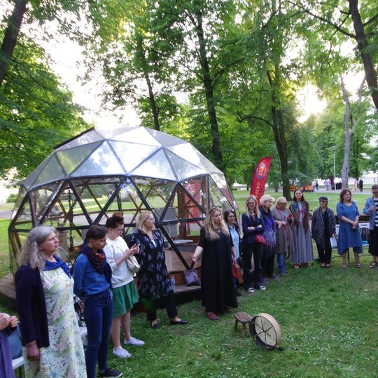 Dainininkė Laurita Peleniūtė demonstruoja, kaip dainuoti sutartines.