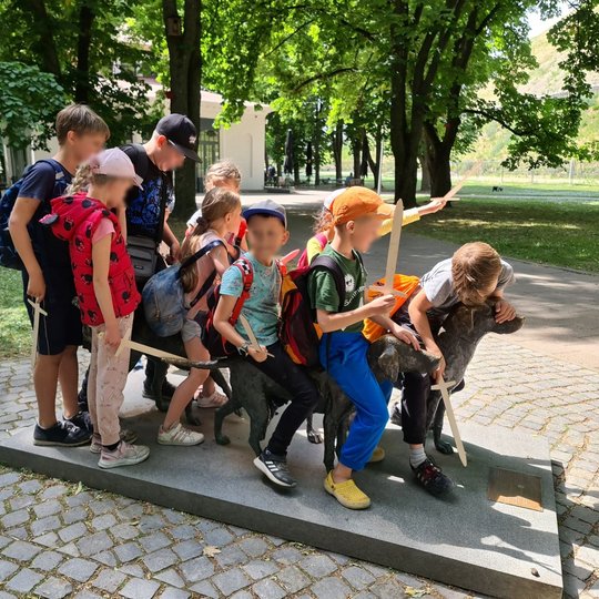Kiek vaikų tilps ant keturių Vilniaus pilių parko skalikų? Visi!