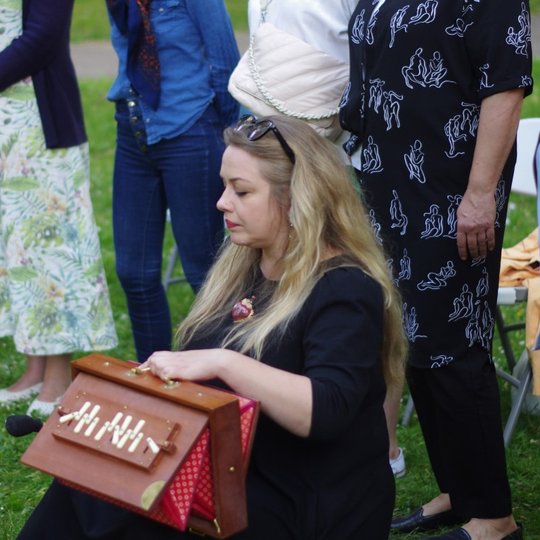 Solistė demonstruoja įmantrius muzikos instrumentus, naudotus praeityje.