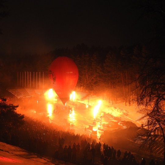 Spalvingas renginys Dainų slėnio estradoje. Matosi kaip kyla oro balionas.