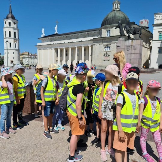 Mokinukai prie Vilniaus pilių maketo - pasiruošę žygiuoti po du.