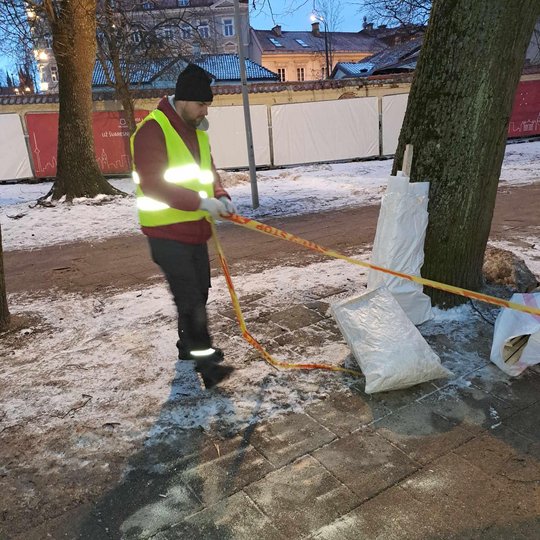 Suolų meistras tiesia barjerinę juostą.