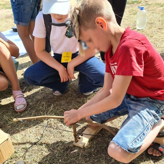 Ar pavyks berniukui užkurti ugnį, naudojantis pagaliuku ir lentele?