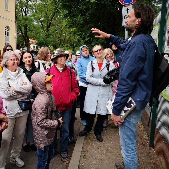 Ornitologas Gediminas Petkus rodo lankytojams paukščių buveines Pilių parke.