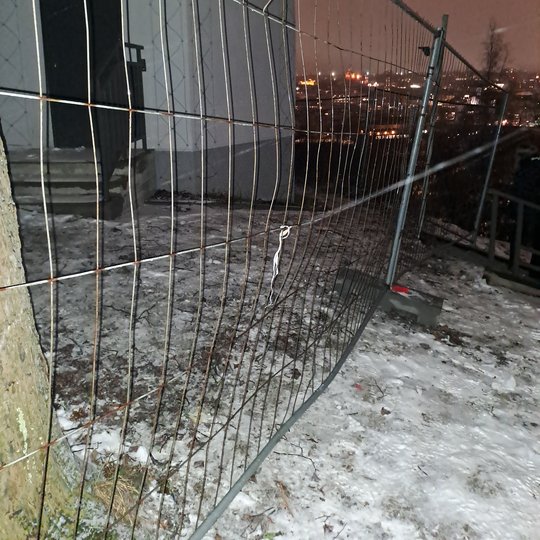 Atgal sumontuota tvora aplink Altanos bokštelį. Jau visai sutemus.