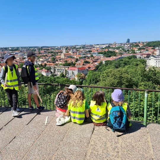 Vaikai gėrisi Vilniaus senamiesčio didingumu nuo Trijų kryžių aikštelės.