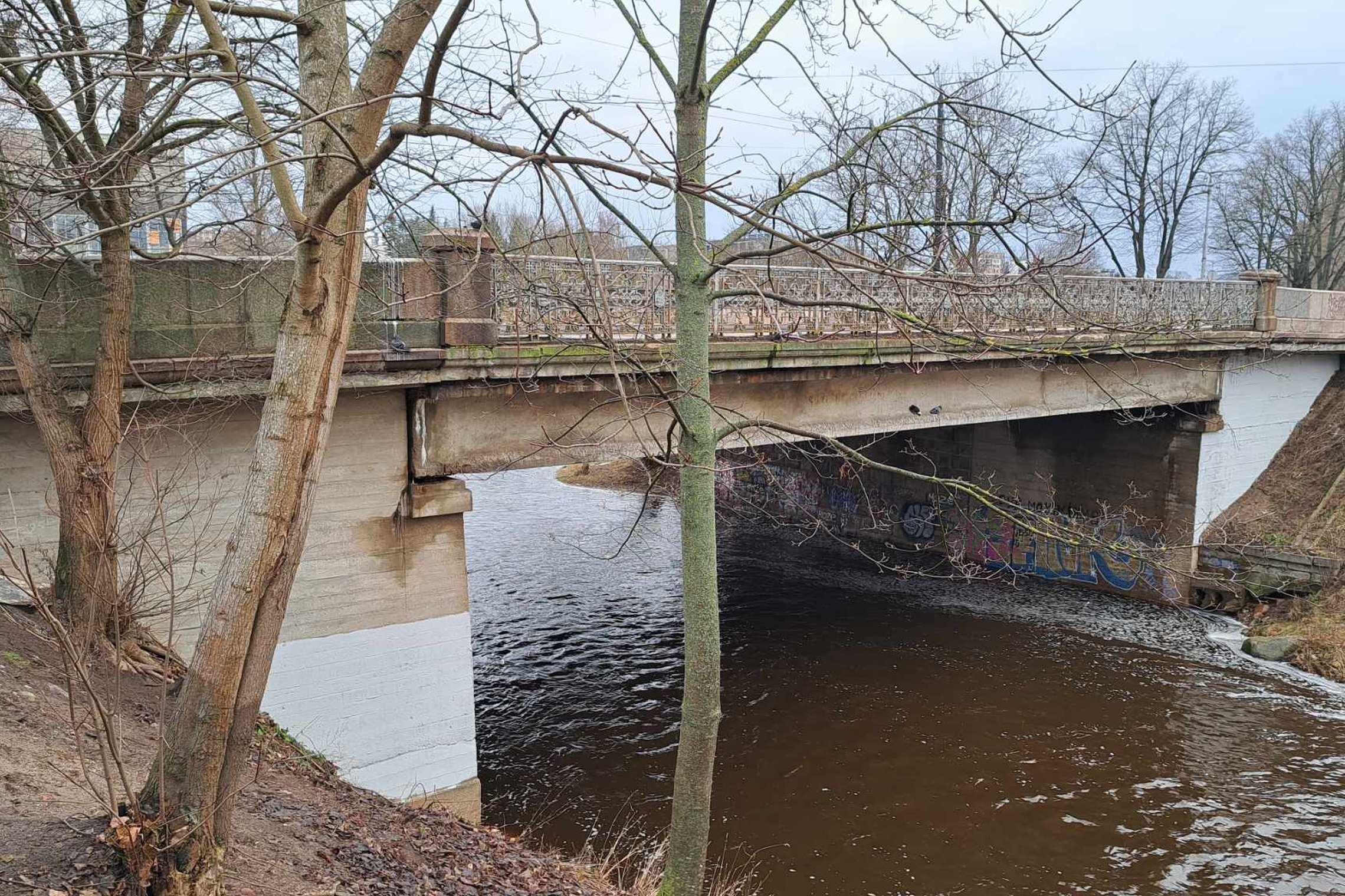 Naujai uždažytas tiltas prie Vilnios ir Neries upių santakos. Graffiti piešiniai uždažyti šviesiai mėlynais dažais.