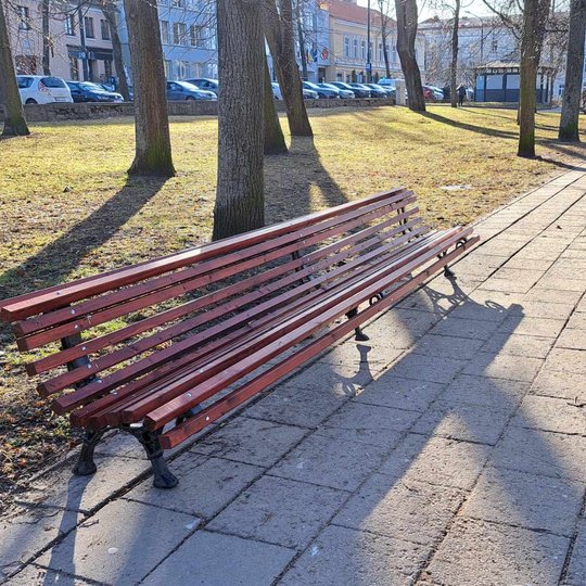 Atnaujintas suolas Pilių parke, prie Barboros Radvilaitės gatvės.