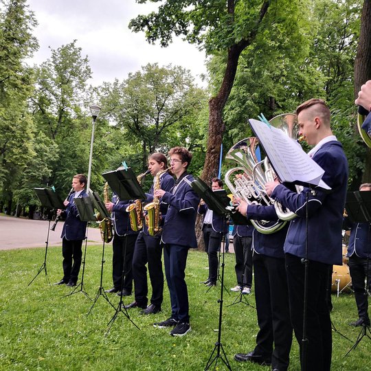 Muzikuojančio orkestro parke susirinko paklausyti nemaža grupė lankytojų.