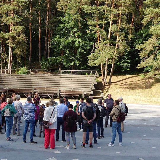 Viena iš ekskursijos stotelių - Kreivosios pilies kiemas dabartinėje estradoje.