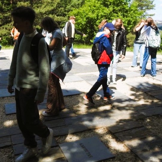 Mokiniai analizuoja Gedimino genealoginį medį - jiems įdomūs senoviški ir dabar jau retai pasigirstantys vardai.