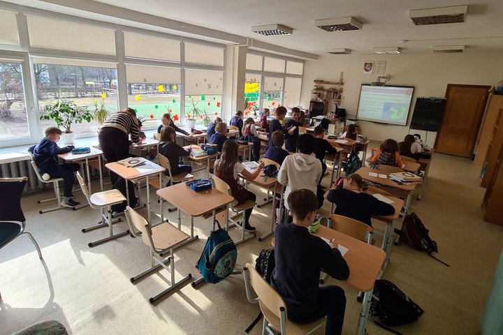 Trečiokai sėdi klasėje, istorijos pamokoje.