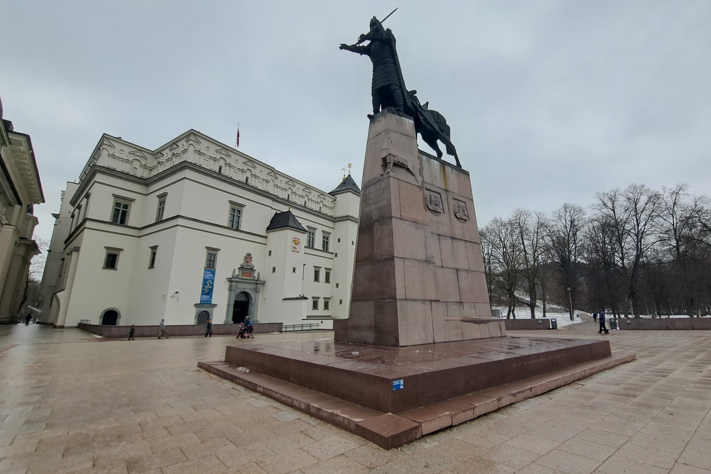 Kunigaikščio Gedimino ir jo žirgo paminklas Katedros aikštėje. Apačioje, paminklo pagrinde, matosi atsilaisvinę, nestabilios granito plokštės.
